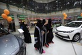 サウジアラビアの湾岸都市ジッダにオープンした女性向け自動車ショールームを訪れた女性ら（2018年1月11日撮影）。(c)AFP PHOTO / Amer HILABI