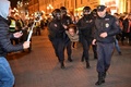 ロシアの首都モスクワで、ウラジーミル・プーチン大統領が発表した部分的動員令に反対するデモに参加し、警察に拘束される人（2022年9月21日撮影）。(c)Alexander NEMENOV / AFP 