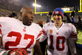 11NFLプレーオフは15日、カンファレンス準決勝が行われ、ニューヨーク・ジャイアンツ（New York Giants）はグリーンベイ・パッカーズ（Green Bay Packers）に37-20で勝利し、ナショナル・カンファレンス（NFC）決勝に進出した。

カンファレンス決勝進出を決め、チームメイトのブランドン・ジェイコブス（Brandon Jacobs、左）と喜びを分かち合うジャイアンツのQBイーライ・マニング（Eli Manning、2012年1月15日撮影）。(c)AFP/Getty Images/Jamie Squire
