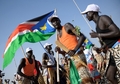 スーダン南部ジュバ（Juba）で行われたスーダン南部の分離独立の是非を問う住民投票で、投票所の前で踊る独立賛成派の人たち（2010年1月4日撮影）。(c)AFP/PHIL MOORE