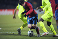 ドリブル突破を試みるFCバルセロナのリオネル・メッシ（%%Lionel Messi%%）。（2009年2月24日撮影）(c)AFP/FRED DUFOUR