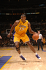 08-09NBA西カンファレンスプレーオフ1回戦、ロサンゼルス・レイカーズ（%%Los Angeles Lakers%%）対ユタ・ジャズ（%%Utah Jazz%%）第5戦。試合はレイカーズが107-96で勝利し、通算戦績を4勝1敗として同準決勝に進んだ。レイカーズは、コービー・ブライアント（%%Kobe Bryant%%）が両チーム最多の31得点を奪って勝利し、5戦目でジャズとのプレーオフ1回戦を制した。写真はドライブを仕掛けるレイカーズのアンドリュー・バイナム（%%Andrew Bynum%%）。（2009年4月27日撮影）(c)AFP/Getty Images/NBAE/Noah Graham