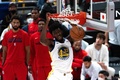 22-23NBAプレシーズンゲーム、ワシントン・ウィザーズ対ゴールデンステイト・ウォリアーズ。得点を決めるゴールデンステイト・ウォリアーズのジェームズ・ワイズマン（2022年9月30日撮影）。(c)Philip FONG / AFP