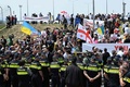 ジョージアの首都トビリシの空港前で行われたロシア直行便再開に抗議するデモ（2023年5月19日撮影）。(c)Vano SHLAMOV / AFP