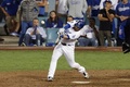 18MLB、ワールドシリーズ（7回戦制）第3戦、ロサンゼルス・ドジャース対ボストン・レッドソックス。延長18回にサヨナラ本塁打を放つロサンゼルス・ドジャースのマックス・マンシー（2018年10月26日撮影）。(c)/Getty Images/AFP