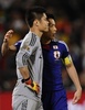 2010年サッカーW杯南アフリカ大会（2010 World Cup）決勝トーナメント1回戦、パラグアイ対日本でPK戦に敗れ、川島永嗣（Eiji Kawashima、左）に声をかける長谷部誠（Makoto Hasebe、2010年6月29日撮影）。(c)AFP/JUAN MABROMATA
