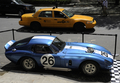 元レーシングドライバーでレーシングカーデザイナーのキャロル・シェルビー（Carroll Shelby）氏がつくった伝説のレーシングカー「シェルビー・コブラ・デイトナクーペ（Shelby Daytona Cobra Coupe CSX260）」が、オークションに出品されるのを前にニューヨーク（New York）の老舗ホテル、プラザホテル（Plaza Hotel）前に展示された。

　シェルビー・コブラ・デイトナクーペは6台のみ製造され、1965年に米国産レースカーとして初めて「国際マニュファクチャラーズ選手権（現在のスポーツカー世界選手権）」でフェラーリ（Ferrari）に勝利した。

　オークションは5月15日に米インディアナ（Indiana）州インディアナポリス（Indianapolis）で開催され、自動車の史上最高価格となる推計1000-1500万ドル（約10-15億円）の値段がつくとみられている（2009年4月28日撮影）。(c)AFP/Emmanuel Dunand
