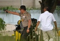 インドネシアの首都ジャカルタ中心部で起きた連続爆発事件で、カフェの近くで容疑者に発砲する警官（2016年1月14日撮影）。(c)AFP/ROMEO GACAD