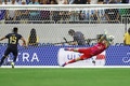 サッカーコパ・アメリカ準々決勝、アルゼンチン対エクアドル。PK戦でエクアドルのアンヘル・ミナ（左）のシュートを止めるアルゼンチンのエミリアーノ・マルティネス（2024年7月4日撮影）。(c)CHARLY TRIBALLEAU / AFP