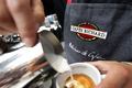 コーヒーの国際見本市「コーヒーの世界2013（World of Coffee）」が、南仏のニース（Nice）で26日から3日間の日程で開催中だ。27日には「カフェラテアート」選手権や「利き豆」選手権も行われた。

写真は、カフェラテアート選手権に挑戦する参加者（2013年6月27日撮影）。(c)AFP/JEAN CHRISTOPHE MAGNENET