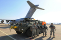 2008年2月15日、韓国の大邱（Daegu）にある大邱空軍基地（Daegu Air Base）にアラスカ（Alaska）から到着した米軍のストライカー旅団（Stryker Platoon）。(c)AFP/KIM JAE-HWAN