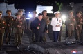 朝鮮戦争の停戦67年に合わせ、祖国解放戦争参戦烈士の墓を訪れた北朝鮮の金正恩朝鮮労働党委員長（中央）ら。国営朝鮮中央通信（KCNA）提供（2020年7月26日撮影、同27日公開）。(c)AFP PHOTO/KCNA VIA KNS