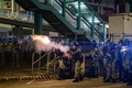 香港の元朗区で、民主派のデモ隊に催涙弾を発射する機動隊（2019年10月21日撮影）。(c)Ed JONES / AFP