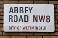 ロンドン（London）北部のビートルズ（Beatles）最後のアルバム『アビイ・ロード（Abbey Road）』のジャケットが撮影された道路の標識（2009年8月7日撮影）。(c)AFP/Carl de Souza