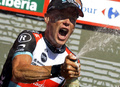 第68回ブエルタ・ア・エスパーニャ（68th Vuelta a Espana）、第3ステージ（ビゴからミラドール・デ・ロベイラ/バラガルシア・デ・アロウサ、184.8キロメートル）。ステージ優勝を飾り、シャンパンを振るレディオシャック・レオパード（RadioShack Leopard）のクリス・ホーナー（Chris Horner、2013年8月26日撮影）。(c)AFP/MIGUEL RIOPA