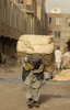 2007年9月4日、カブール（Kabul）で綿を運ぶ男性。(c)AFP/MASSOUD Hossaini