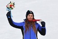 北京冬季五輪、アルペンスキー女子滑降。表彰式で銀メダルを手にポーズをとるイタリアのソフィア・ゴッジア（2022年2月15日撮影）。(c)Dimitar DILKOFF / AFP