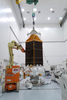 フロリダ州タイタスビル（Titusville）のアストロテック（Astrotech）社で点検を受ける米航空宇宙局（%%NASA%%）の探査機「ケプラー（%%Kepler%%）」（2009年2月13日撮影）。(c)AFP/NASA
