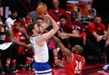 NBAオールスターゲーム2016。ロサンゼルス・レイカーズのコービー・ブライアントの上からジャンプシュートを狙うシカゴ・ブルズのパウ・ガソル（2016年2月14日撮影）。(c)AFP/Getty Images/Vaughn Ridley