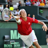 子テニス国別対抗戦、デビスカップ（Davis Cup 2011）は18日、東京の有明コロシアム（Ariake Coliseum）で日本とインドによるワールドグループプレーオフが行われ、日本は3日目のシングルスで錦織圭（Kei Nishikori）が勝利し、日本は27年ぶりとなるワールドグループ復帰を決めた。

錦織は通算4戦目となったシングルス第3試合でインドのビシュヌ・バルドゥハン（%%Vishnu Vardhan%%）を7-5、6-3、6-3のストレートで下し、通算成績を3勝1敗として勝利を決めた。

リターンショットを打つ錦織圭（2011年9月18日撮影）。(c)AFP/KAZUHIRO NOGI