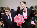 イヴ・サンローラン（Yves Saint Laurent）93/94年秋冬プレタポルテ・コレクションのフィナーレに登場したサンローラン氏（1993年3月19日撮影）。(c)AFP