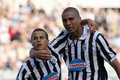 写真は、得点を挙げチームメイトのセバスティアン・ジオビンコ（%%Sebastian Giovinco%%、左）から祝福を受けるトレゼゲ。(c)AFP/GIUSEPPE CACACE