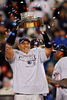 ラマー・ハント・トロフィー（Lamar Hunt Trophy）を手に笑顔を見せるペイトリオッツのジュニア・セアウ（%%Junior Seau%%）。(c)AFP/Getty Images/Jim Rogash
