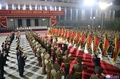 北朝鮮の首都平壌で行われた軍事パレードに臨む金正恩（キム・ジョンウン）総書記と李雪主（リ・ソルジュ）夫人。朝鮮中央通信（KCNA）提供（2022年4月25日撮影、26日提供）。(c)AFP PHOTO/KCNA VIA KNS