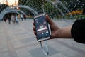 イランの首都テヘラン北部のメラット公園で、スマートフォン向けゲーム「ポケモンGO」をプレーする人（2016年8月3日撮影）。(c)AFP/ATTA KENARE