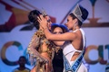 ブラジルのリオデジャネイロ（Rio de Janeiro）で開かれたイベントで2014年のリオのカーニバルのクイーンに選ばれ、2013年のクイーン、エベリン・ダシルバ（Evelyn da Silva）さん（右）からティアラをつけてもらうレティシア・マルティンス・ギマライス（Leticia Martins Guimaraes）さん（左、2013年11月8日撮影）。(c)AFP/YASUYOSHI CHIBA