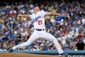 18MLB、ワールドシリーズ（7回戦制）第3戦、ロサンゼルス・ドジャース対ボストン・レッドソックス。先発登板するロサンゼルス・ドジャースのウォーカー・ビューラー（2018年10月26日撮影）。(c)Harry How/Getty Images/AFP