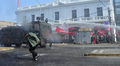 チリのサンティアゴ（Santiago）で9日、アウグスト・ピノチェト（Augusto Pinochet）陸軍司令官の大統領就任につながった1973年の軍事クーデターから39年となる11日を前に、クーデターで殺害、拉致された人々を追悼するデモ行進が開かれた。

選挙で選ばれたサルバドル・アジェンデ（Salvador Allende）大統領を打倒した1973年9月11日の軍事クーデターで権力を握ったピノチェト司令官は1974年に大統領に就任。人権団体によると1973～90年の17年間の軍事独裁政権時代に3万7000人が投獄されて拷問を受け、3200人以上が死亡したか行方不明になった。ピノチェト元大統領はこの期間に犯した罪で有罪とされることなく、2006年に死去した。

9日のデモ参加者は、死者、行方不明者の写真を持ち、チリ国旗や共産党旗を掲げて行進した。デモ隊の一部が政府庁舎に投石を始め、信号機を破壊したため、警官隊が放水や催涙弾でデモ隊を解散させた。

写真は機動隊と衝突するデモ隊（2012年9月9日撮影）。(c)AFP/Martin BERNETTI