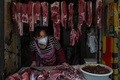 中国・武漢で肉を売る業者（2020年4月14日撮影、資料写真）。(c)Hector RETAMAL / AFP