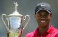 第108回全米オープン選手権を制しトロフィーを掲げるタイガー・ウッズ。（2008年6月16日撮影）(c)AFP/Getty Images/Doug Pensinger