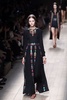 フランス・パリ市内で発表された「ヴァレンティノ（VALENTINO）」14年春夏コレクション（2013年10月1日撮影）。(c)AFP/PATRICK KOVARIK