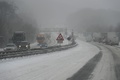 独西部ノルトライン・ウェストファーレン州ブッパータール近郊の高速道路で雪のため立ち往生する車（2021年2月8日撮影）。(c) Ina Fassbender / AFP