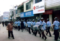 2007年5月19日に中国南部の広西（%%Guangxi%%）チワン族自治区で、産児制限政策の罰則に対する抗議デモの鎮圧を準備する警官たち。(c)AFP