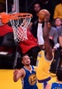 16-17NBA、ロサンゼルス・レイカーズ対ゴールデンステイト・ウォリアーズ。ゴールデンステイト・ウォリアーズのステフェン・カリー（左）の目の前で得点を狙うロサンゼルス・レイカーズのジュリアス・ランドル（2016年11月4日撮影）。(c)AFP/Frederic J. BROWN