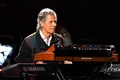 米国のジャズ作曲家で、エレクトリックキーボード奏者のチック・コリアさん。2月9日死去、79歳。「スペイン」や「500マイルズ・ハイ」、「ラ・フィエスタ」といった名曲を世に送り出し、ハービー・ハンコックさんやキース・ジャレットさんと並んで20世紀を代表するピアニストの一人となった。米グラミー賞受賞歴は計23回に上る（2020年1月26日撮影）。(c)Robyn Beck / AFP