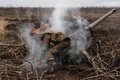 ウクライナ東部のバフムート郊外で、ロシア軍陣地を攻撃するウクライナ兵（2022年12月30日撮影）。(c)Sameer Al-DOUMY / AFP
