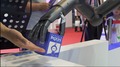 ２０２３世界ロボット大会の会場で来場者に物体を手渡す人型ロボット（2023年8月18日撮影）。(c)Xinhua News