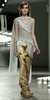 米ニューヨーク市内で発表された「ロダルテ（Rodarte）」14/15年秋冬コレクション（2014年2月11日撮影）。(c)AFP/Don Emmert