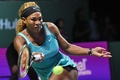 女子テニス、WTAツアー選手権（BNP Paribas WTA Championships - Singapore 2014）4日目。リターンを狙うセレーナ・ウィリアムス（Serena Williams、2014年10月23日撮影）。(c)AFP/ROSLAN RAHMAN
