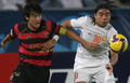 サッカーAFCチャンピオンズリーグ2009準決勝、ウンム・サラール対浦項スティーラース第2戦。ウンム・サラールのダヴィ（%%Davi Jose Silva Do Nascimento%%、右）と競り合う浦項スティーラースの黄載元（%%Hwang Jae Won%%、ファン・ジェウォン）。（2009年10月28日撮影）(c)AFP