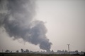 シリア・テルアビヤドで、トルコの爆撃により立ち上る煙。国境を挟んだトルコ側から撮影（2019年10月9日撮影）。(c)BULENT KILIC / AFP