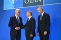 米ワシントンで行われた北大西洋条約機構（NATO）首脳会議の会場で、イエンス・ストルテンベルグNATO事務総長（右）、ジョー・バイデン米大統領（左）に迎えられるドイツのオラフ・ショルツ首相（2024年7月10日撮影）。(c)SAUL LOEB / AFP