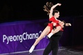 平昌冬季五輪、フィギュアスケートのエキシビションに臨むテッサ・ヴァーチュー/スコット・モイア組（2018年2月25日撮影）。(c)AFP/Mladen ANTONOV
