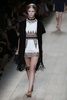 フランス・パリ市内で発表された「ヴァレンティノ（VALENTINO）」14年春夏コレクション（2013年10月1日撮影）。(c)AFP/PATRICK KOVARIK