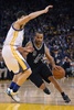 15-16NBA、ゴールデンステイト・ウォリアーズ対サンアントニオ・スパーズ。ゴールデンステイト・ウォリアーズのクレイ・トンプソン（左）にドライブを仕掛けるサンアントニオ・スパーズのトニー・パーカー（2016年4月7日撮影）。(c)AFP/Getty Images/Thearon W. Henderson