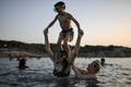 ギリシャの首都アテネで、地中海で泳ぐ人たち（2017年7月2日撮影）。(c)AFP/Eleftherios Elis